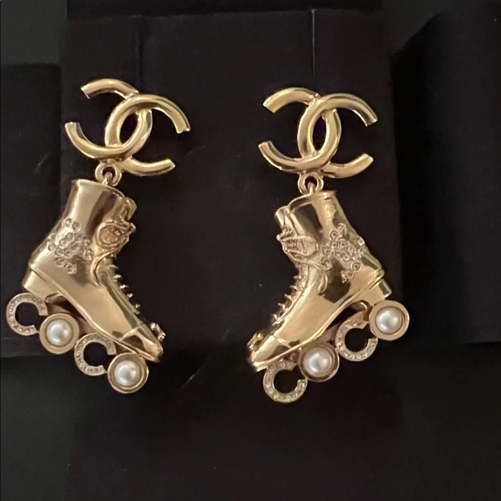 CHANEL Gold Roller Blade Boot Pearl Spells out COCO, interlocking CC Earrings - Picture 4 of 7